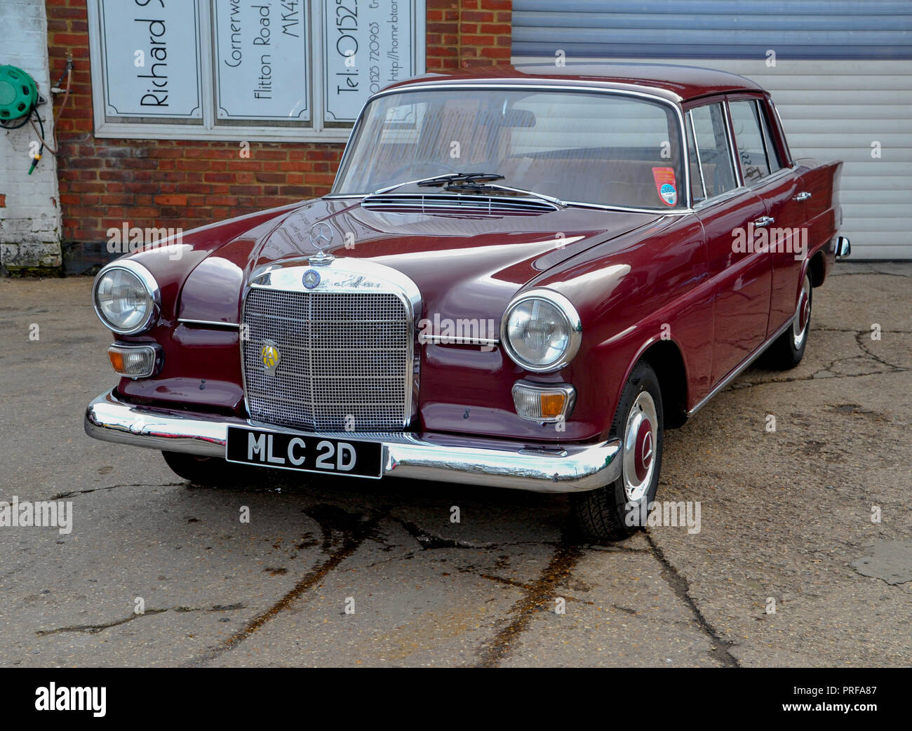 1966 Mercedes 200 'fintáis» allemand classique salon de voiture Banque D'Images