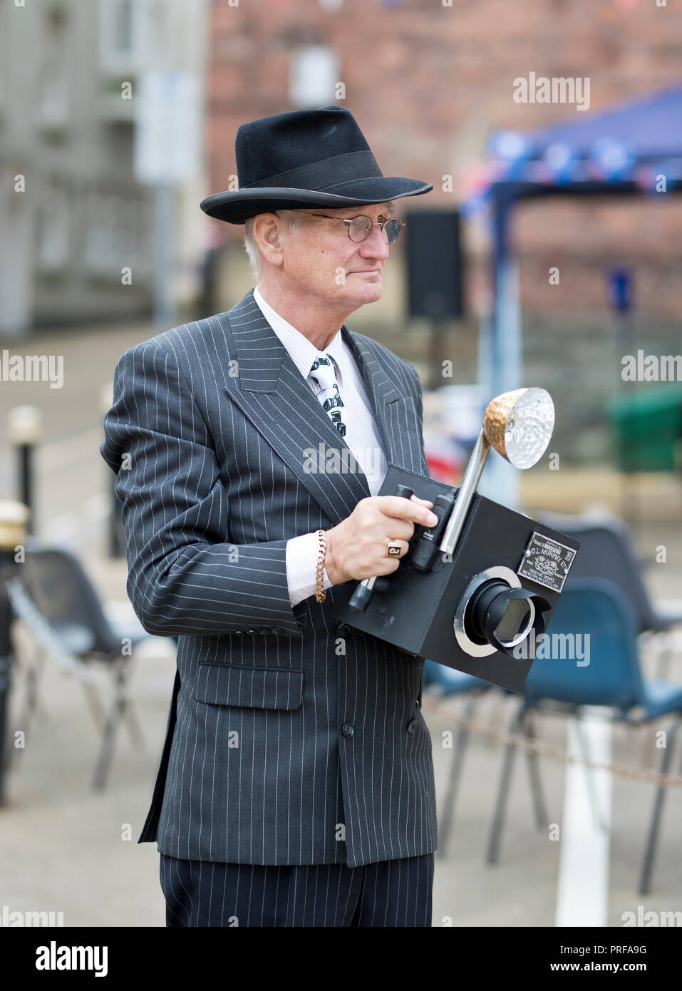 Homme vêtu comme un photographe à l'2018 Welshpool 1940 Week-end Banque D'Images