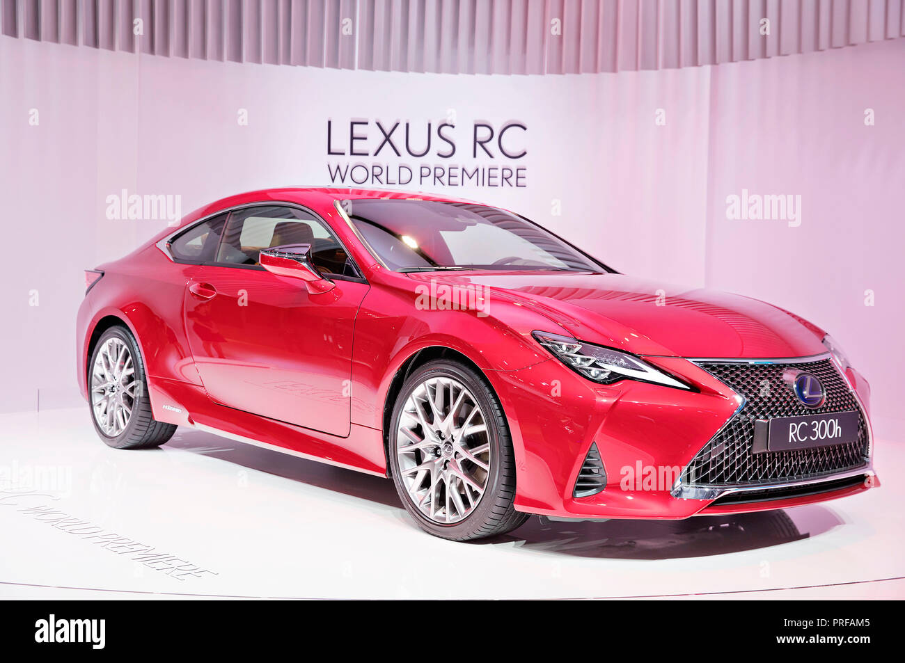 Voiture hybride Lexus RC a été présenté en première mondiale lors de la première journée presse du Salon International de l'Automobile à Paris, le mardi 2 octobre 2018 Banque D'Images