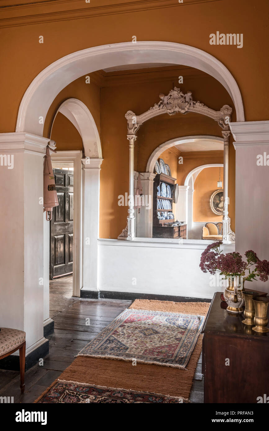 Couloir géorgienne voûté avec grand miroir Banque D'Images