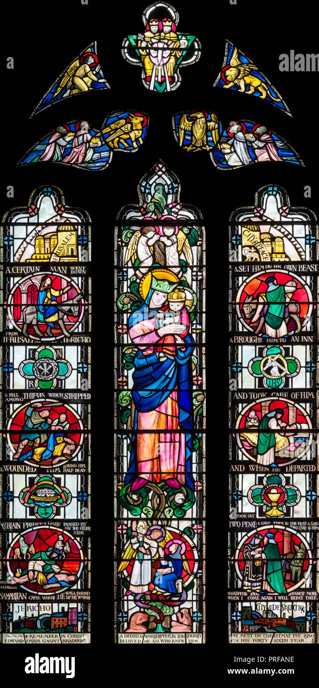 Le vitrail commémoratif Edward Bradbury, par Margaret Edith Corde (1953), dans l'église paroissiale de Chesterfield, Derbyshire, Royaume-Uni Banque D'Images