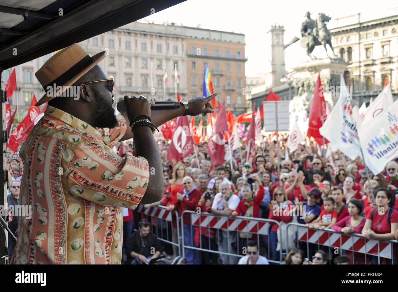 Milan, 30 septembre 2018, 'T-shirt' manifestation, organisée par l'ANPI (Association nationale des partisans italiens) et d'autres groupes de la société civile. 25 000 dans la Piazza del Duomo avec le mot "intolérance zéro" contre la hausse le fascisme et les politiques de sécurité du gouvernement et le ministre de l'intérieur Salvini. Le rappeur musicien Tommy Kuti Banque D'Images
