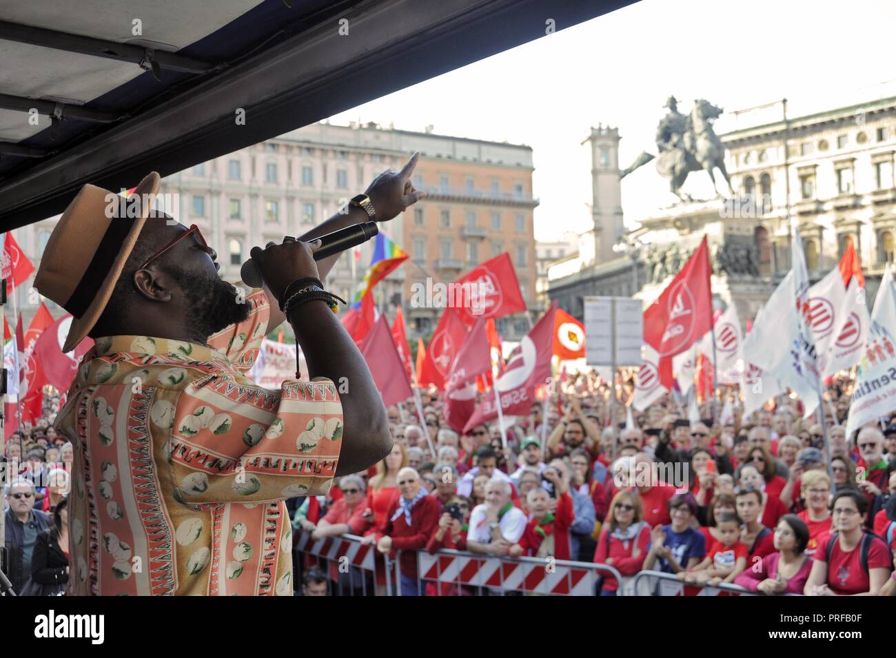 Milan, 30 septembre 2018, 'T-shirt' manifestation, organisée par l'ANPI (Association nationale des partisans italiens) et d'autres groupes de la société civile. 25 000 dans la Piazza del Duomo avec le mot "intolérance zéro" contre la hausse le fascisme et les politiques de sécurité du gouvernement et le ministre de l'intérieur Salvini. Le rappeur musicien Tommy Kuti Banque D'Images