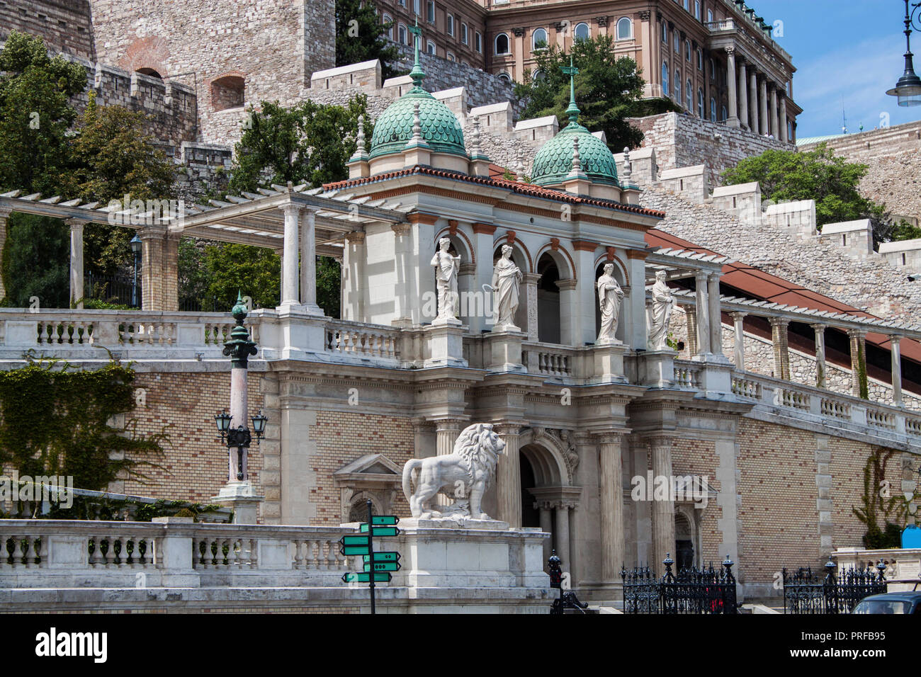 Entrée du château historique Garden Bazaar à Budapest, Hongrie, Europe de l'Est. Des statues, des ornements et des dômes turquoise de l'ancien bâtiment. Banque D'Images