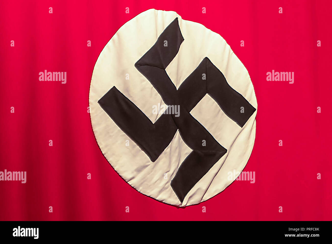 Cracovie, Pologne - 3 juin 2018 : croix gammée nazie - drapeau dans l'Oskar Schindler Musée de l'émail Banque D'Images