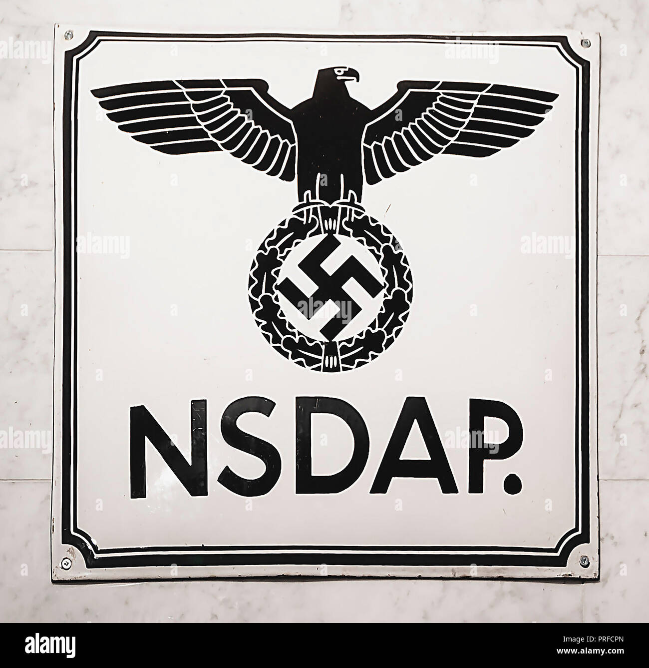 Plaque de la NSDAP dans un mur. C'était la division de l'organisation du parti national-socialiste des travailleurs allemands (NSDAP) Banque D'Images