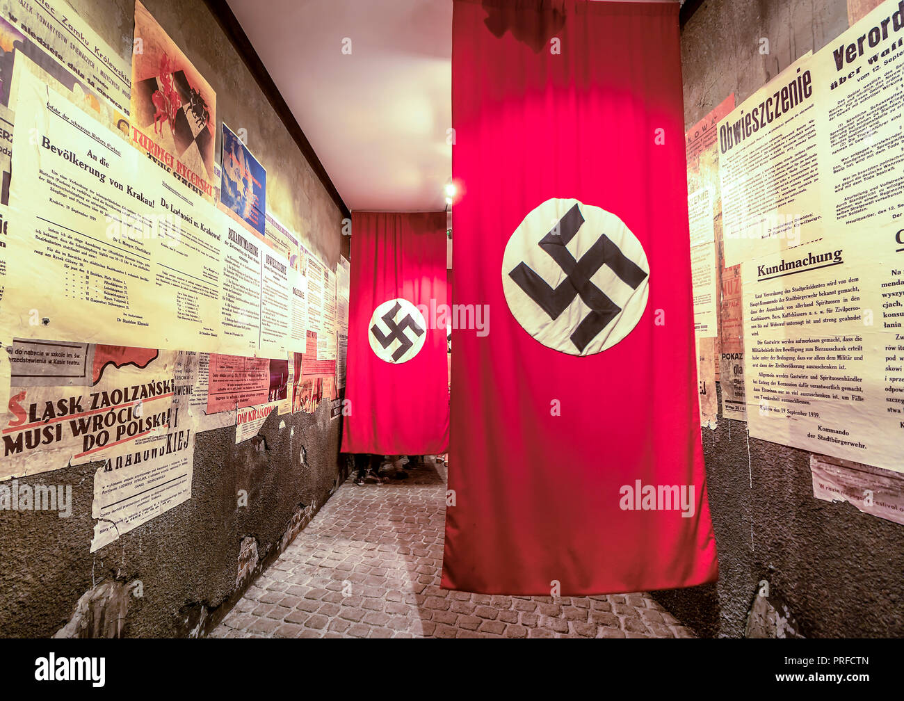 Cracovie, Pologne - 3 juin 2018 : croix gammée nazie - drapeau dans l'Oskar Schindler Musée de l'émail Banque D'Images