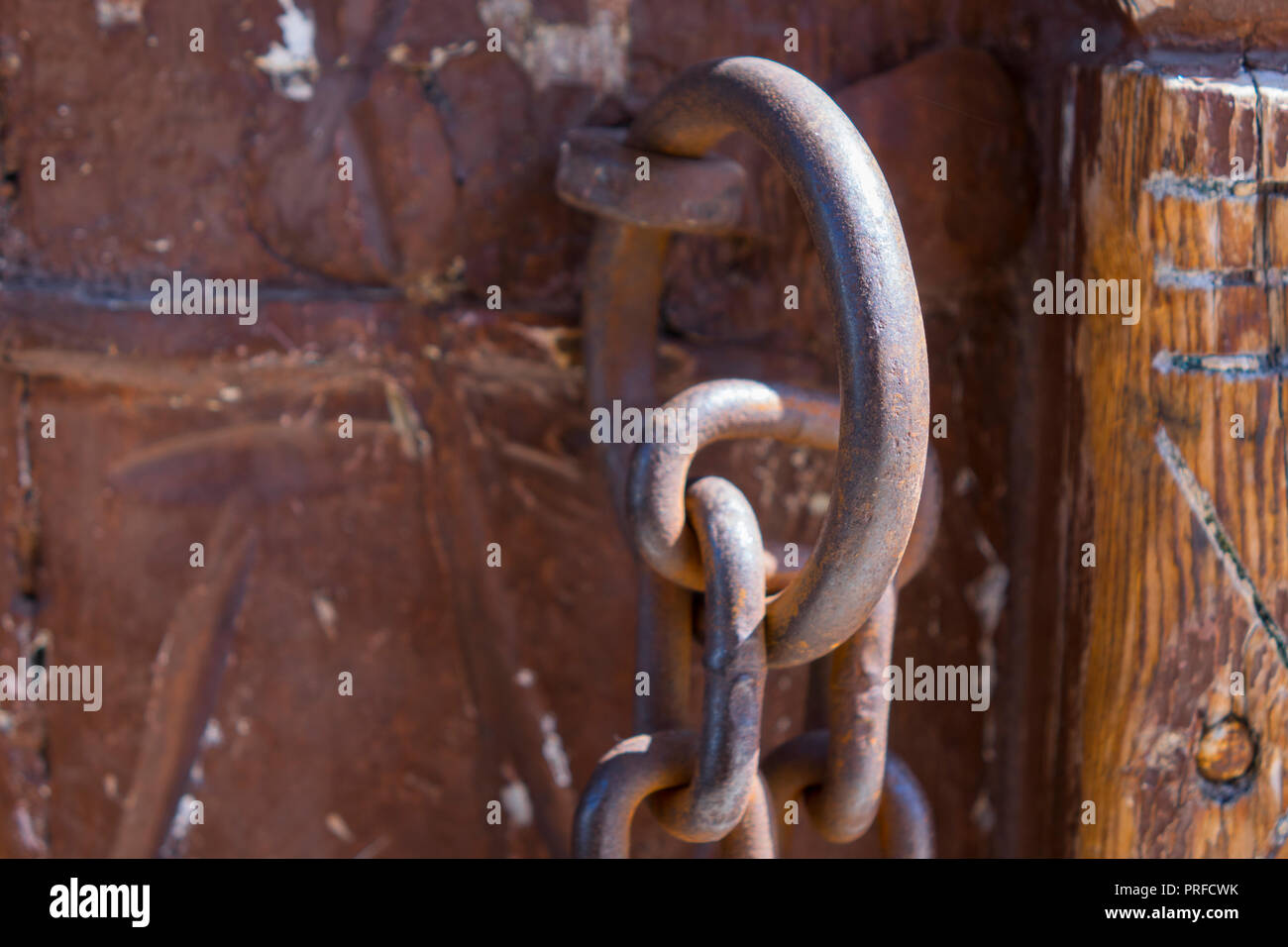Gros plan d'une vieille porte ottomane. Old rusty le verrou de la porte sur la porte Banque D'Images