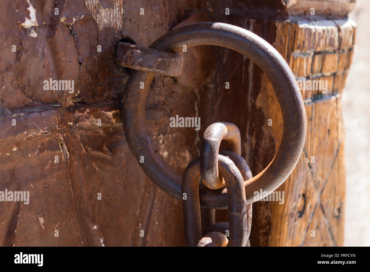 Gros plan d'une vieille porte ottomane. Old rusty le verrou de la porte sur la porte Banque D'Images