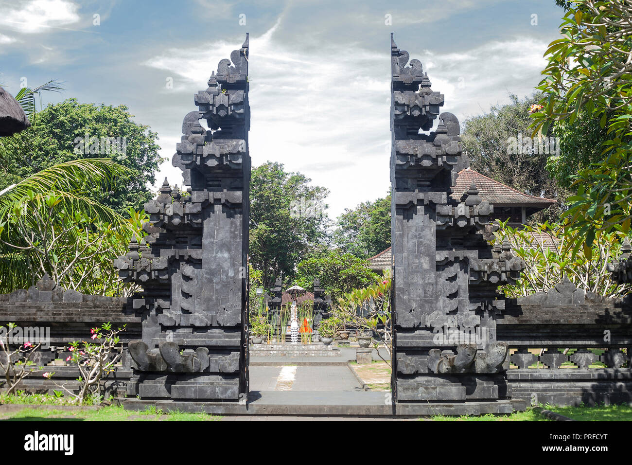 Temple Pura Goa Lawah contre ciel bleu. Grotte de chauves-souris à Bali, Indonésie Banque D'Images