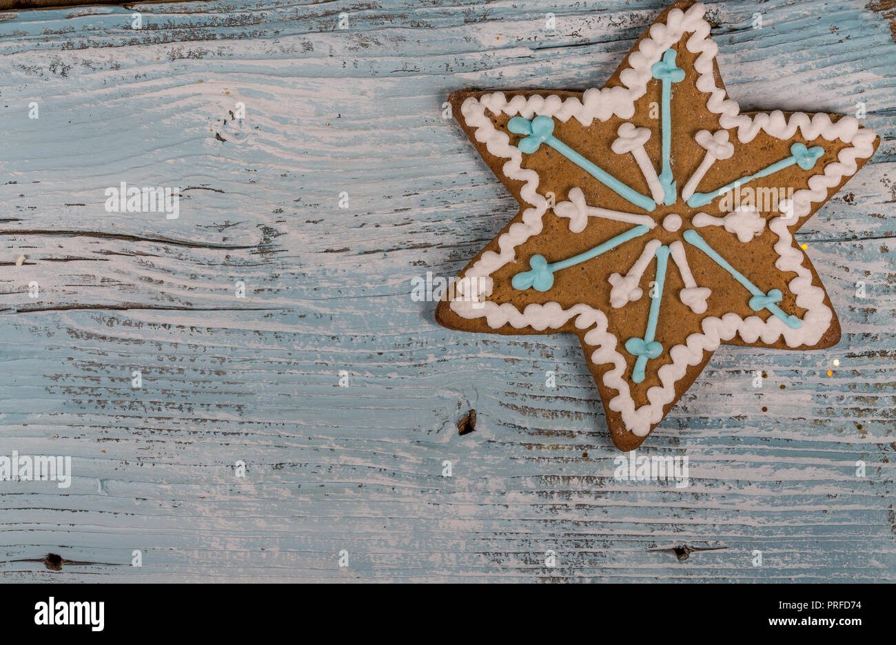 Table en bois avec un gingerbread cookie Banque D'Images