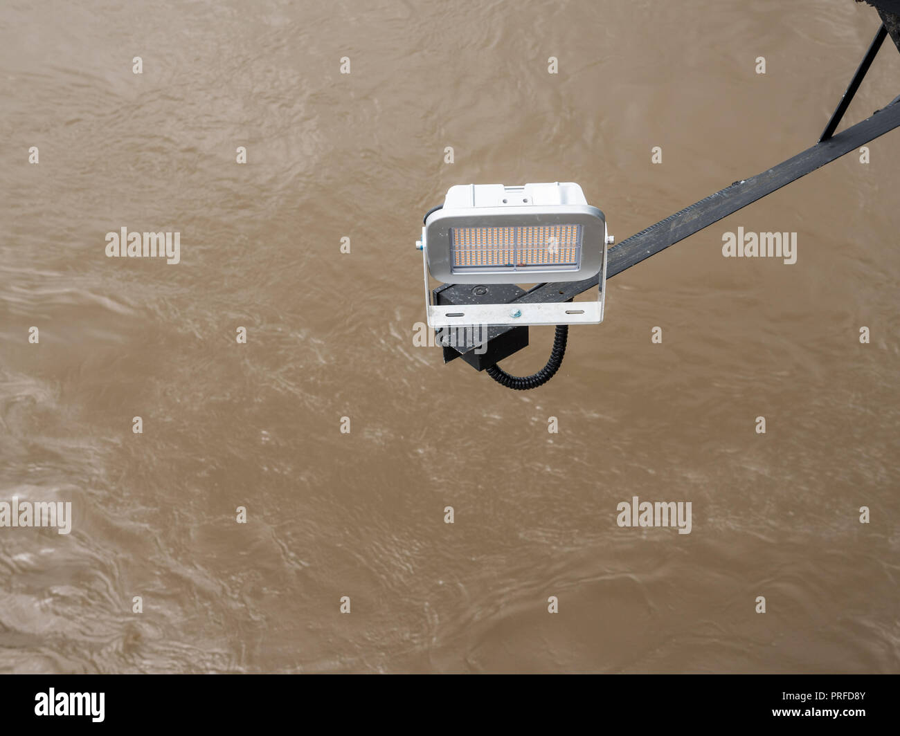 Lampe LED moderne sur la branche en métal pour une utilisation dans la rivière Bridge. Banque D'Images