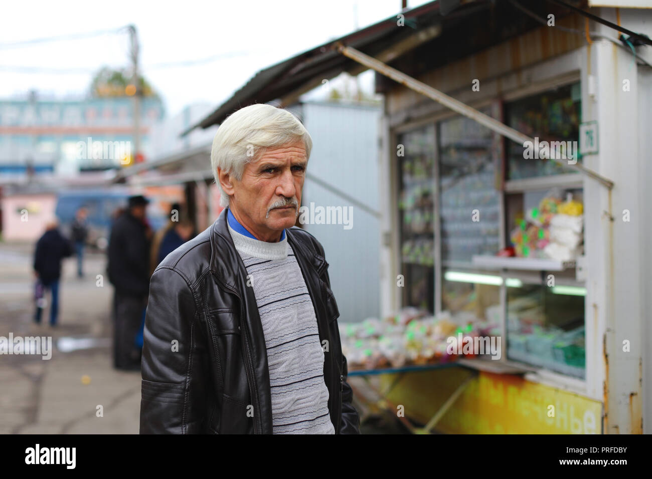 Portrait d'un homme de 60 ans. L'homme est dans la rue à l'épicerie Banque D'Images