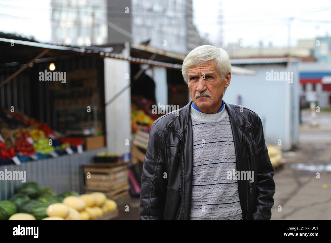 Portrait d'un homme de 60 ans. L'homme est dans la rue à l'épicerie Banque D'Images