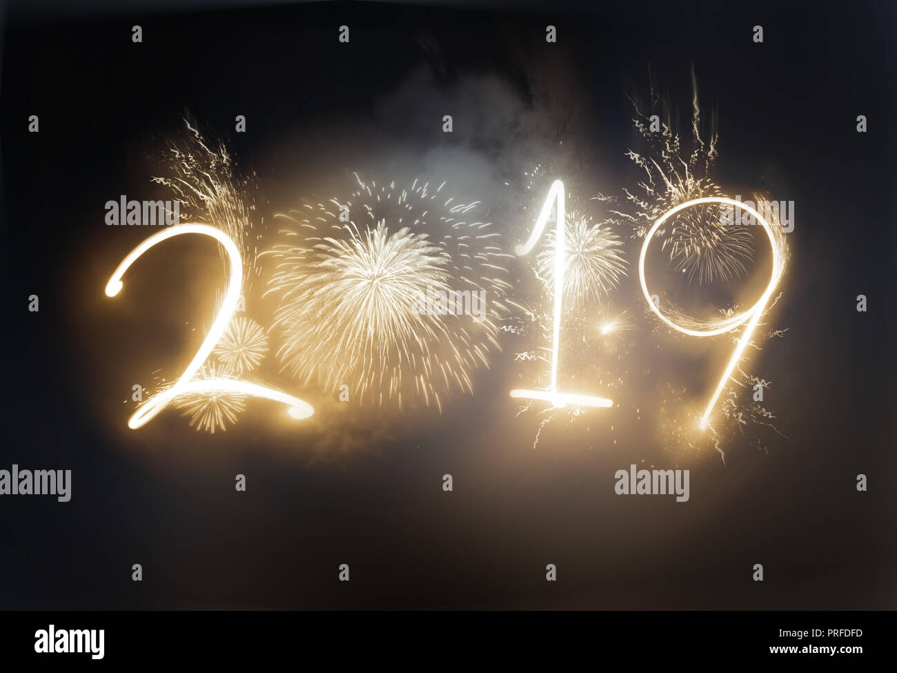 L'année 2019 affiche avec Fireworks mousseux d'or et des stroboscopes. Nouvel an fête concept. Banque D'Images