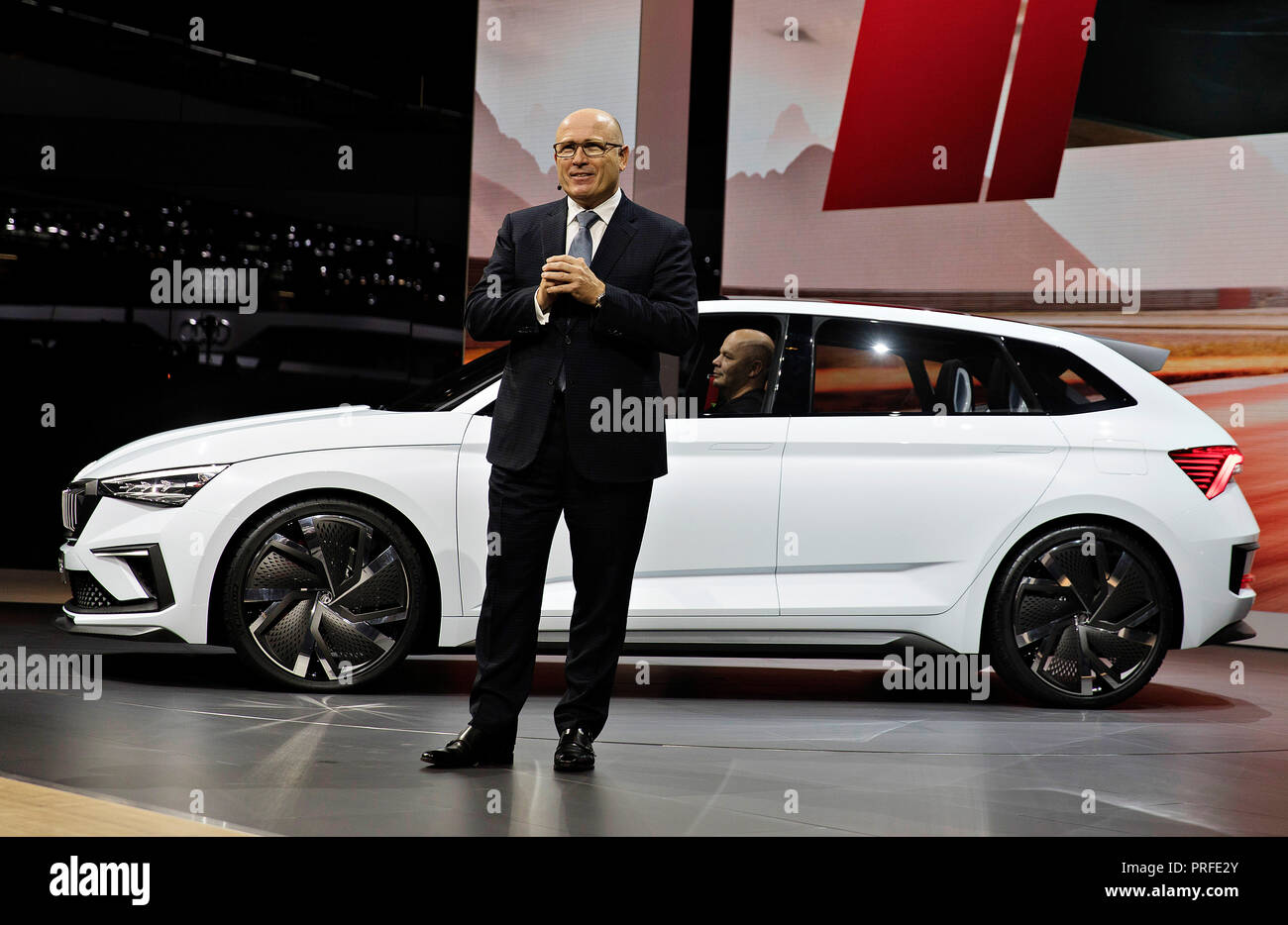 Chef de constructeur automobile tchèque Skoda Auto Bernhard Maier présente son nouveau concept car Skoda RS Vision en première mondiale au cours de la première journée du Pari International Banque D'Images