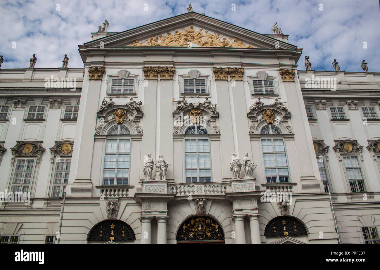 Façade d'un bâtiment historique blanc dans la vieille ville de Vienne, Autriche, Europe centrale. Des statues, des ornements d'or, fond architectural. Banque D'Images