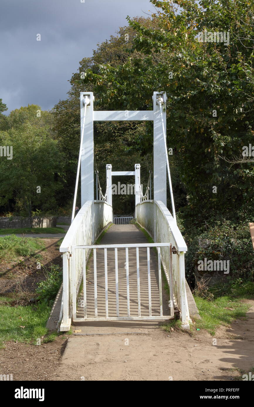 Parfois connu comme le 'pont' wobbly cette traverse la rivière Ogmore à un grain de beauté près de Merthyr Mawr sand dunes allowingpedestrian l'accès. Banque D'Images