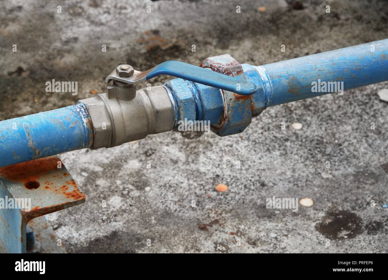 L'eau de condensation mixte acier plomberie industrielle , rouille vieux  tuyau robinet Photo Stock - Alamy