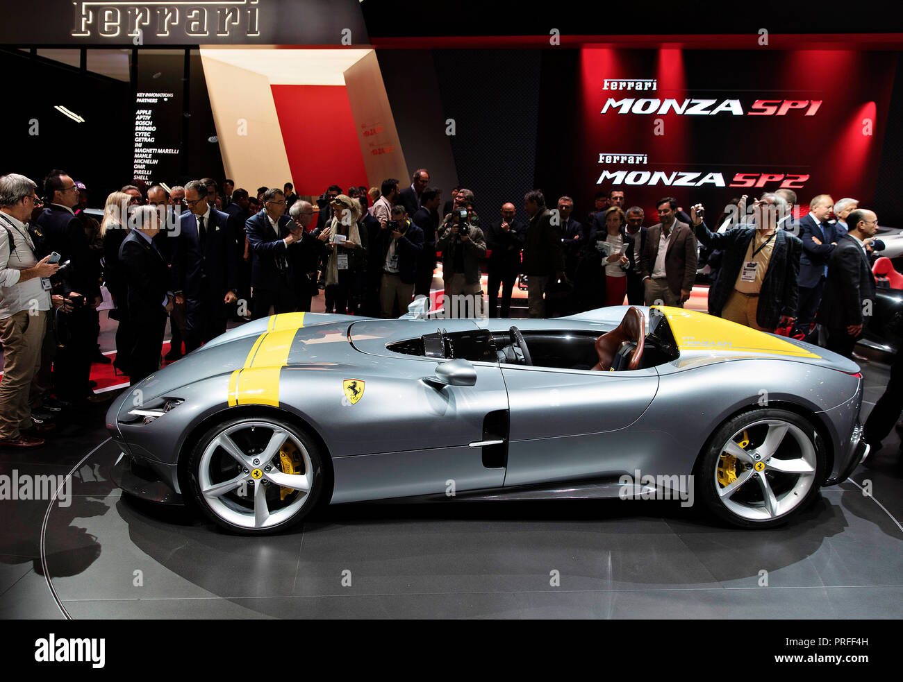 Le constructeur automobile italien Ferrari a dévoilé deux nouveaux speedsters Ferrari SP1 et SP2 au cours de la première journée du Salon International de Paris, le mardi 2 octobre Banque D'Images