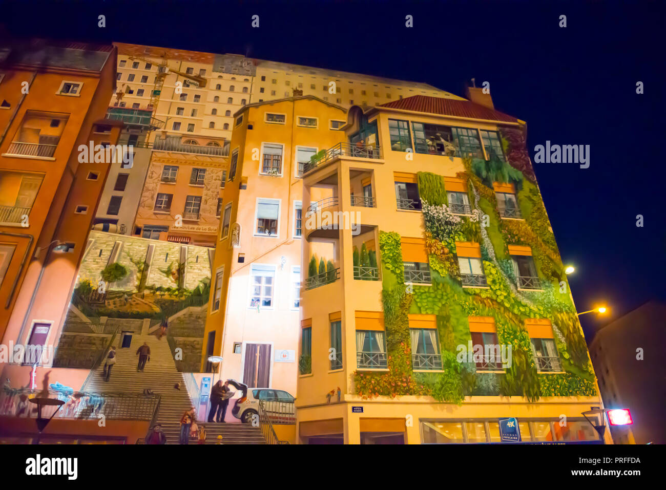 Mur de façade peinte sur un bâtiment à Lyon dans la nuit dans Auvergne-Rhone-Alpes, France. Banque D'Images