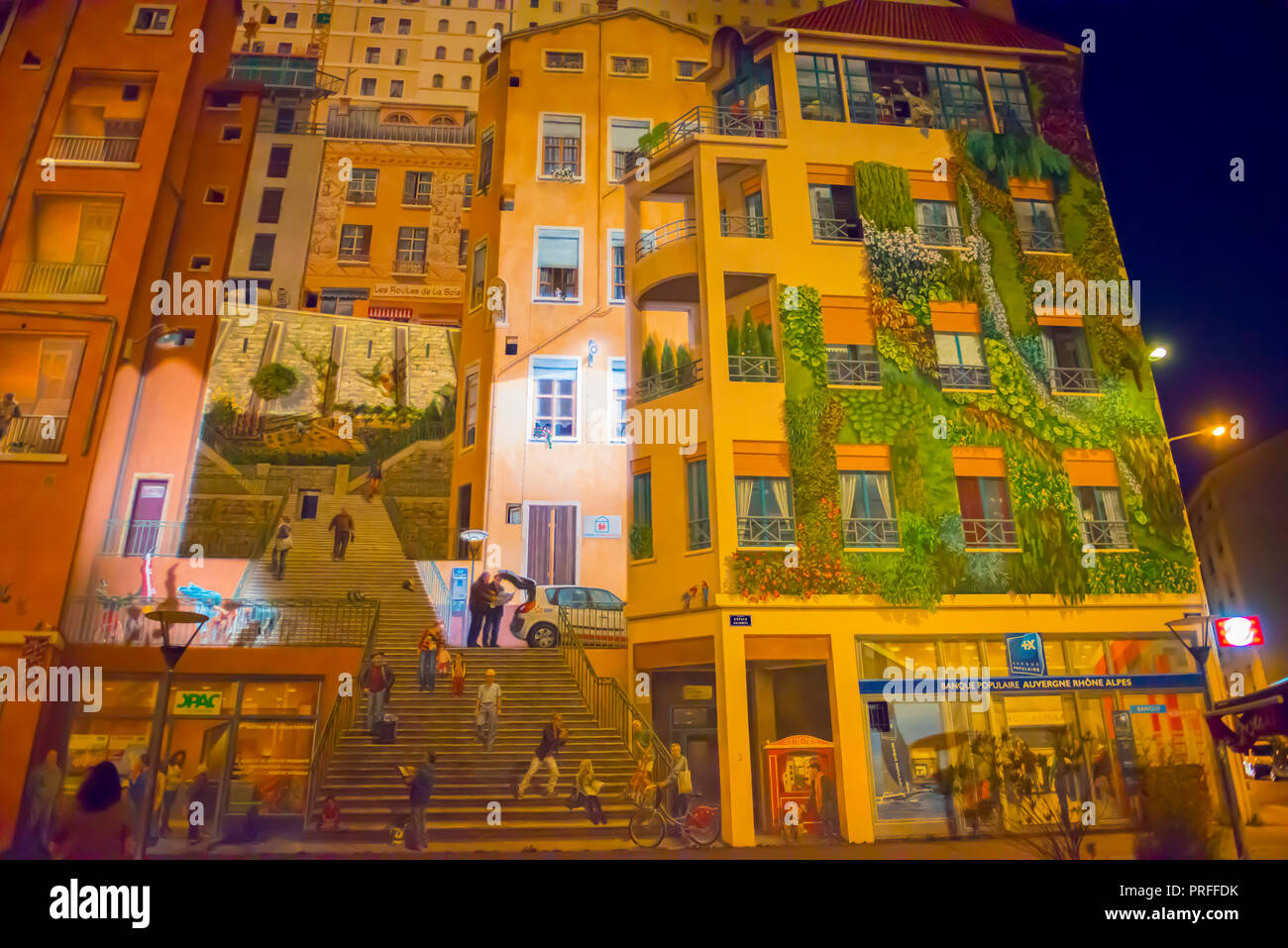 Mur de façade peinte sur un bâtiment à Lyon dans la nuit dans Auvergne-Rhone-Alpes, France. Banque D'Images