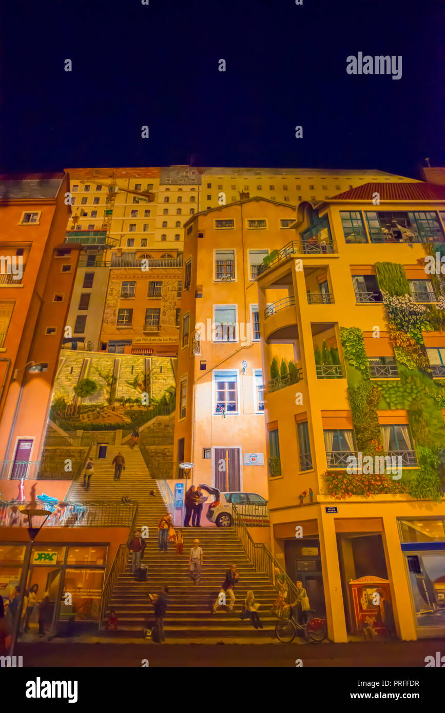 Mur de façade peinte sur un bâtiment à Lyon dans la nuit dans Auvergne-Rhone-Alpes, France. Banque D'Images