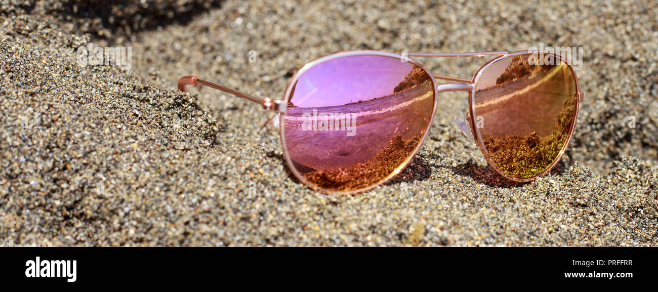 Lunettes de soleil à la plage avec vue sur la mer la réflexion. Banque D'Images