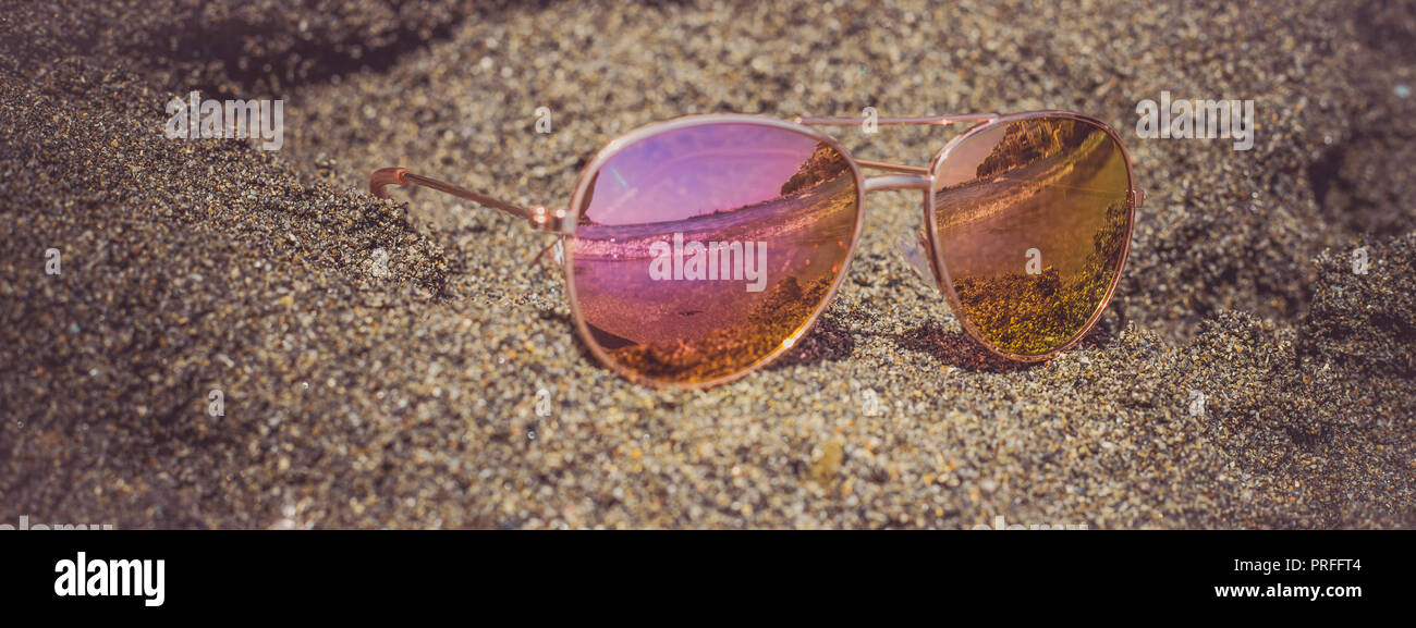 Lunettes de soleil à la plage avec vue sur la mer la réflexion. Banque D'Images