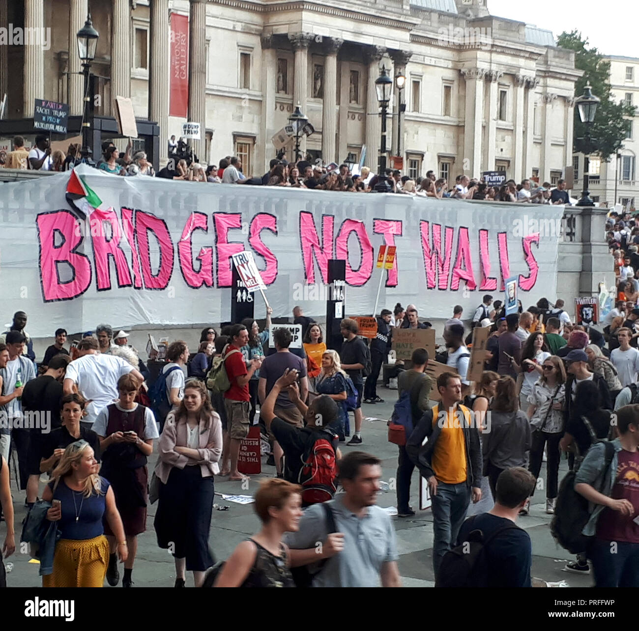 Londres, le 13 juillet 2018. 100 000 personnes protestent contre la visite du président américain Donald Trump. Les manifestants se rassembleront à Trafalgar Square. Un panneau disant 'Construire des ponts pas des murs" peut être vu. (Le mot 'Build' est hors du champ). Banque D'Images