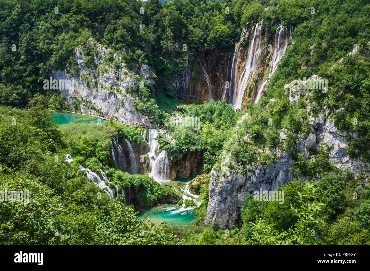 Parc National de Plitvice, Croatie. Magnifique vue sur les lacs et cascades entouré par la forêt. Banque D'Images