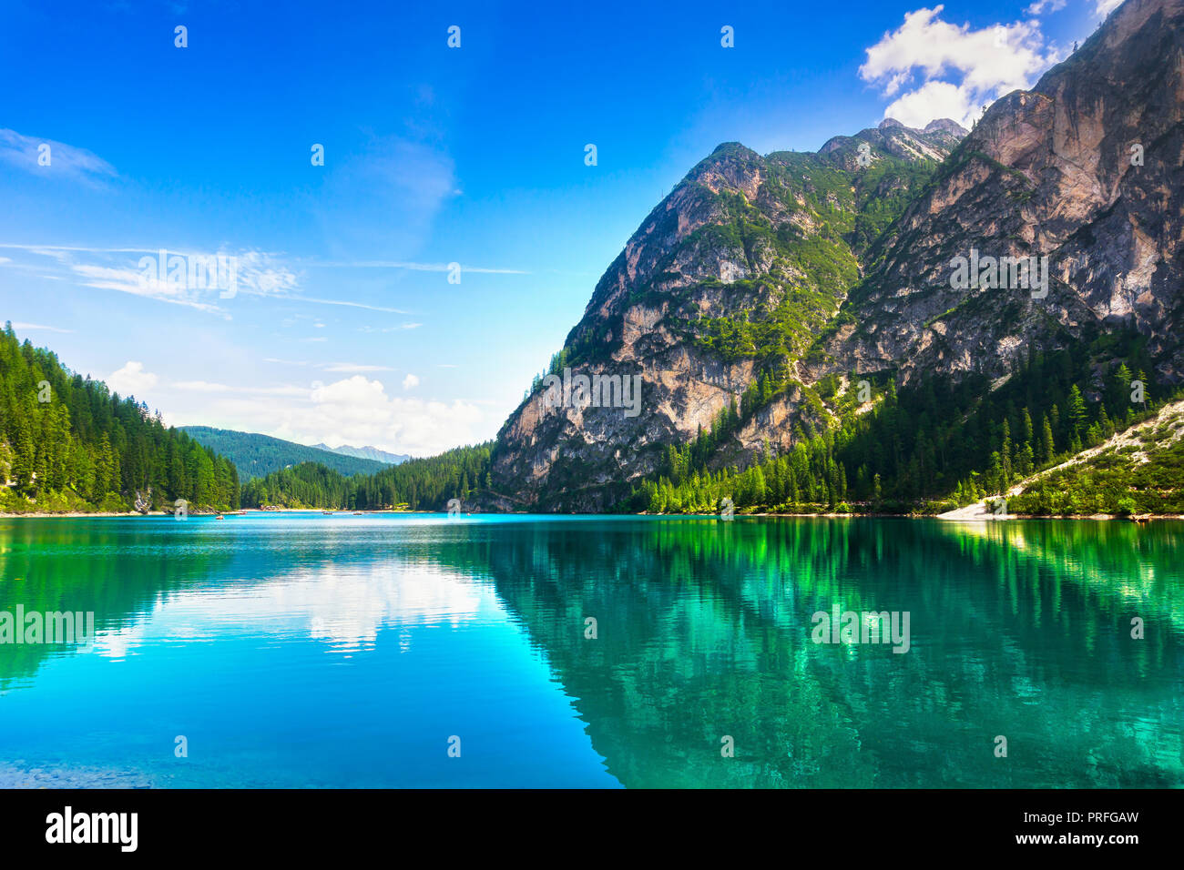 Braies ou lac Prags ou Pragser Wildsee et des Dolomites. Trentin-haut-Adige Sud Tyrol, l'Italie, l'Europe. Banque D'Images