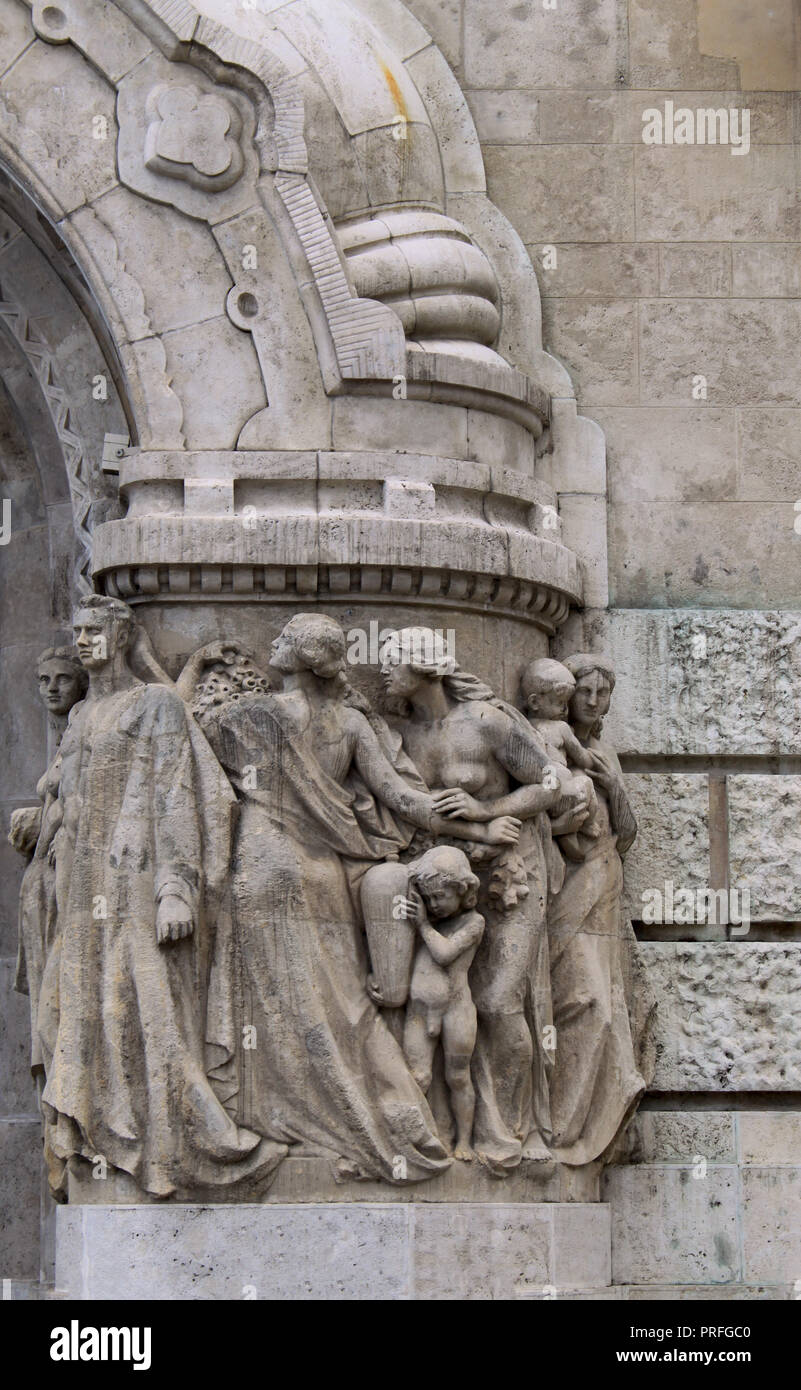 Détail de Bain Gellért, le plus célèbre bain thermal de style Art Nouveau à Budapest, Hongrie, Europe de l'Est. Statues, ornements, fond architectural. Banque D'Images