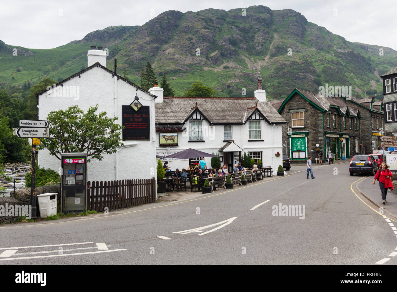 Black Bull Inn et l'hôtel dans le centre de village de Coniston, Cumbria, le Lake District. L'auberge propose des hébergements ainsi qu'un pub Banque D'Images