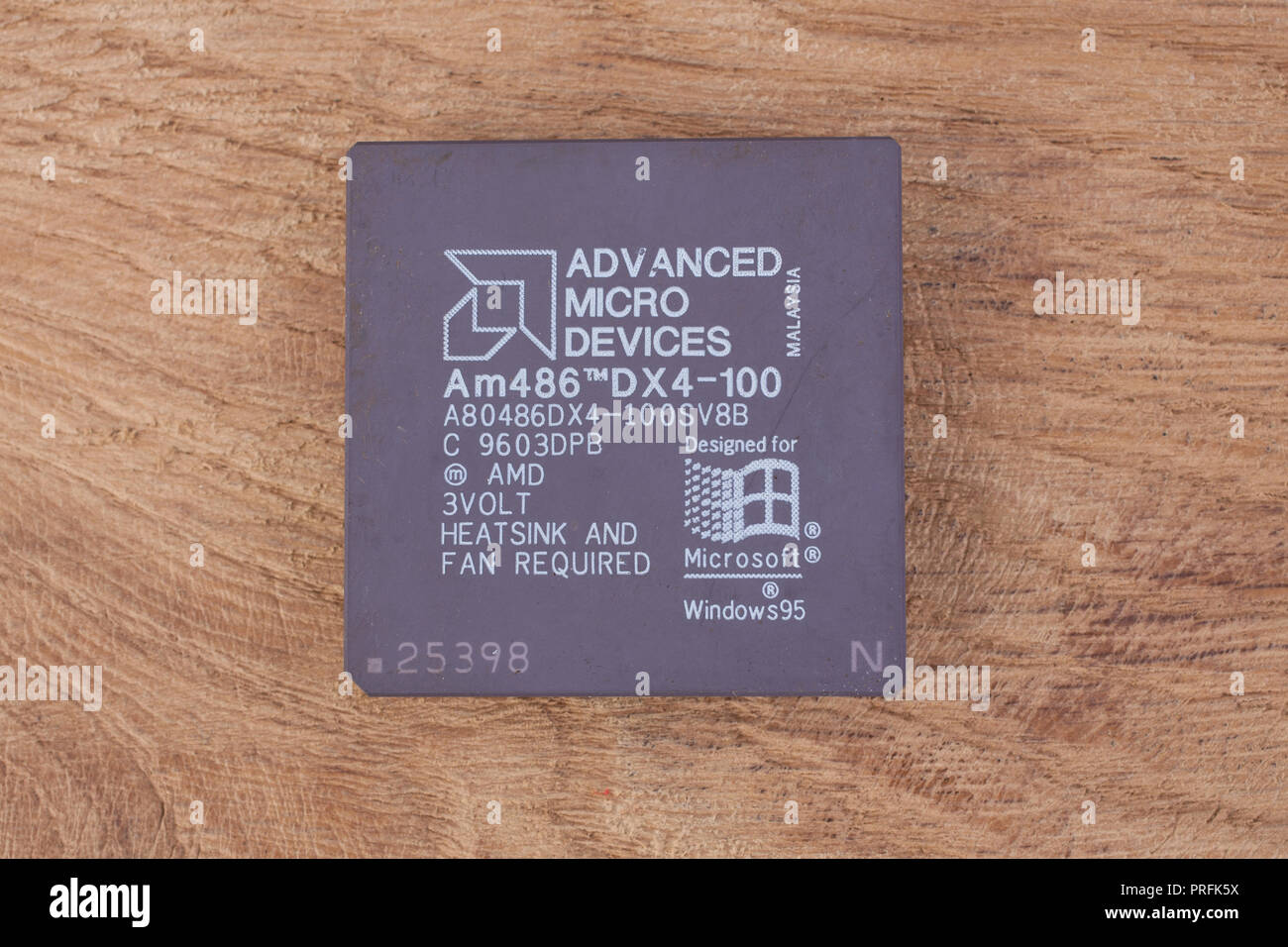 Kiev, UKRAINE - 17 février 2018. AMD 486DX4-100 processor unit Banque D'Images