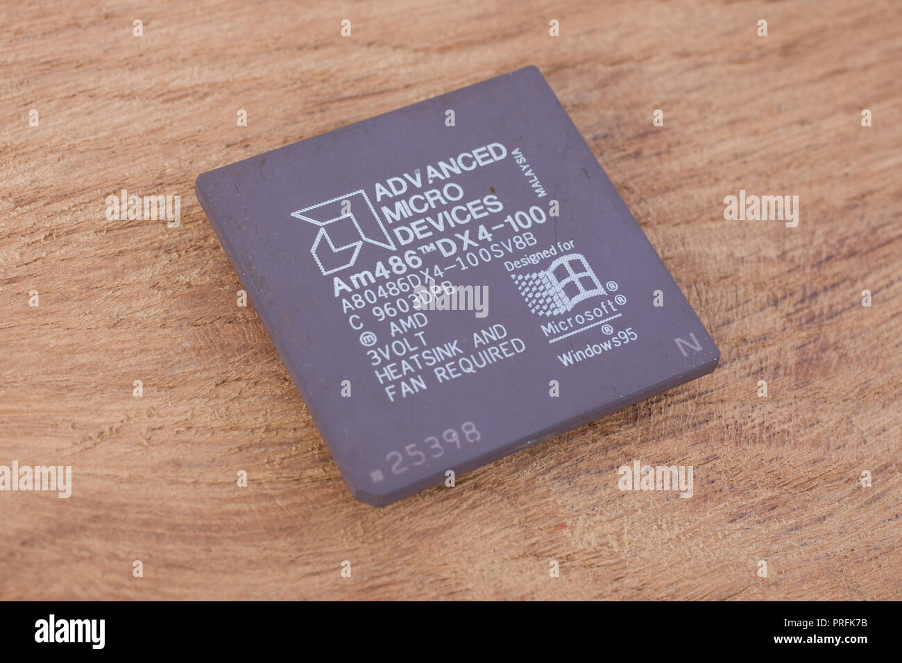 Kiev, UKRAINE - 17 février 2018. AMD 486DX4-100 processor unit Banque D'Images
