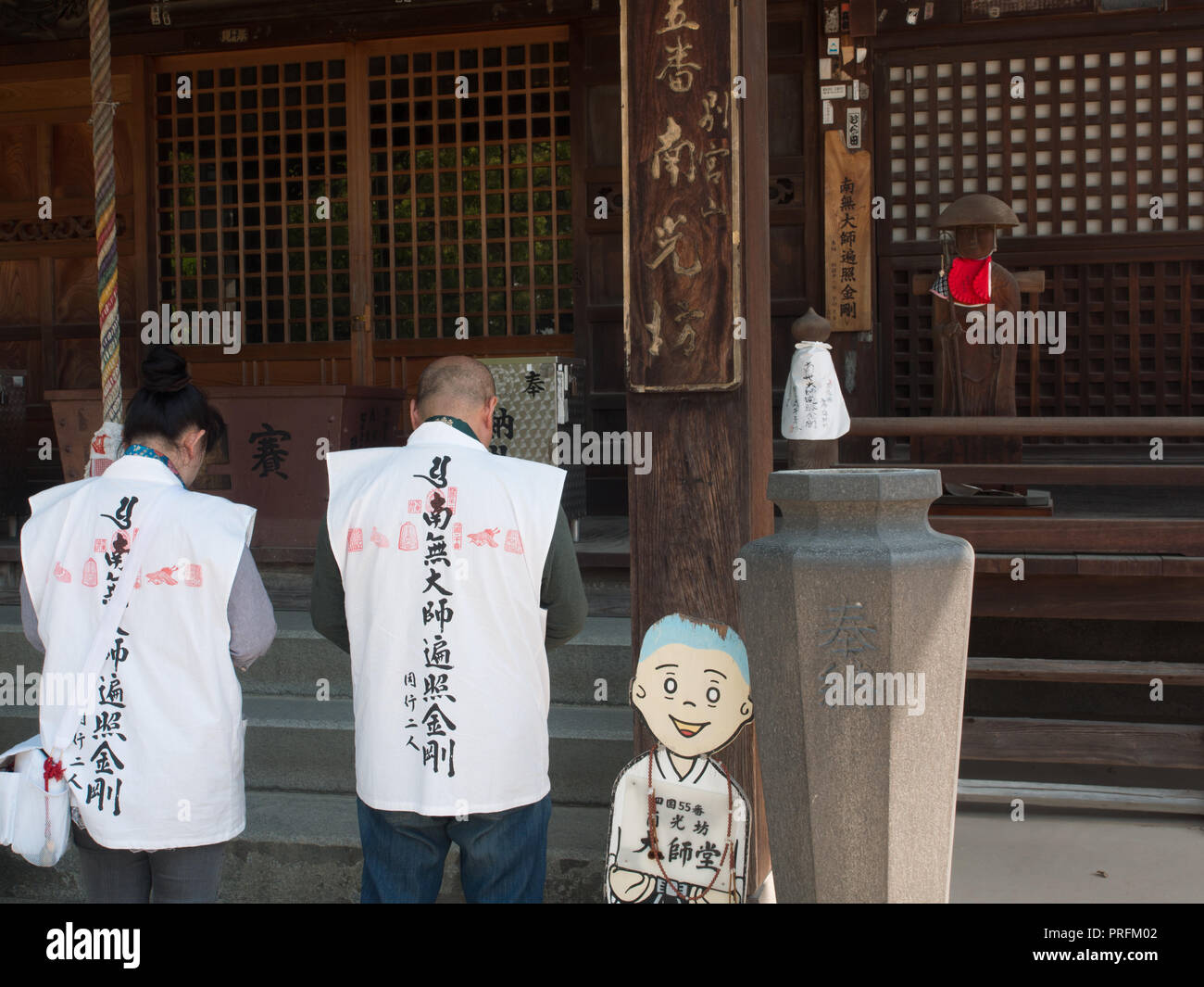 Henro pèlerins priant, Nankobo, temple 55 temple 88, Shikoku pèlerinage, Ehime, au Japon. Banque D'Images