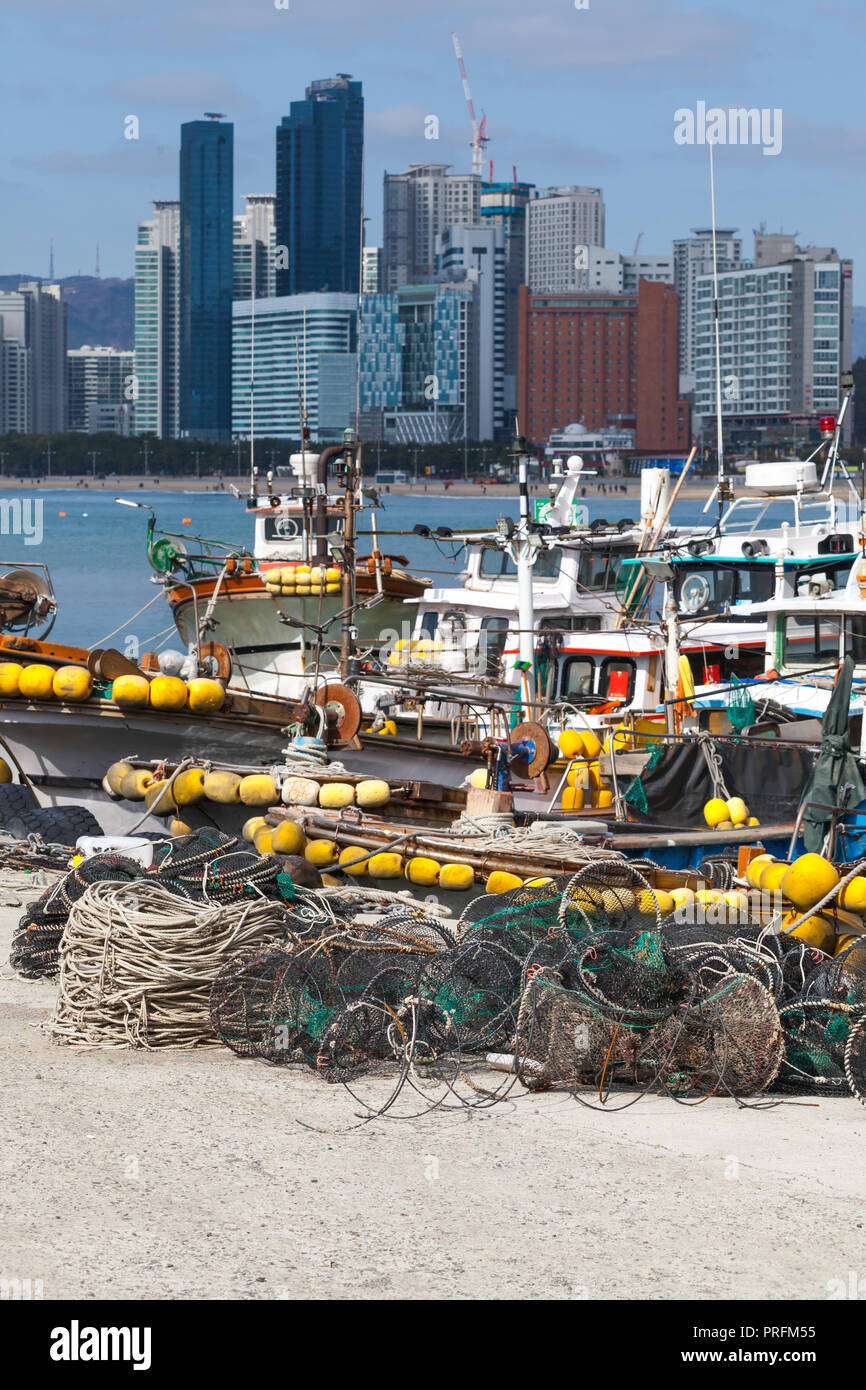 Rues de la région de Busan avec bateaux de pêche jaune avec des flotteurs. La Corée du Sud Banque D'Images