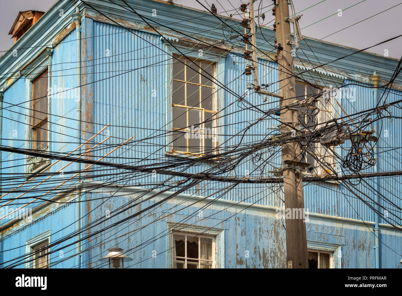 Pole et les fils électriques à Valparaiso, Chili Banque D'Images