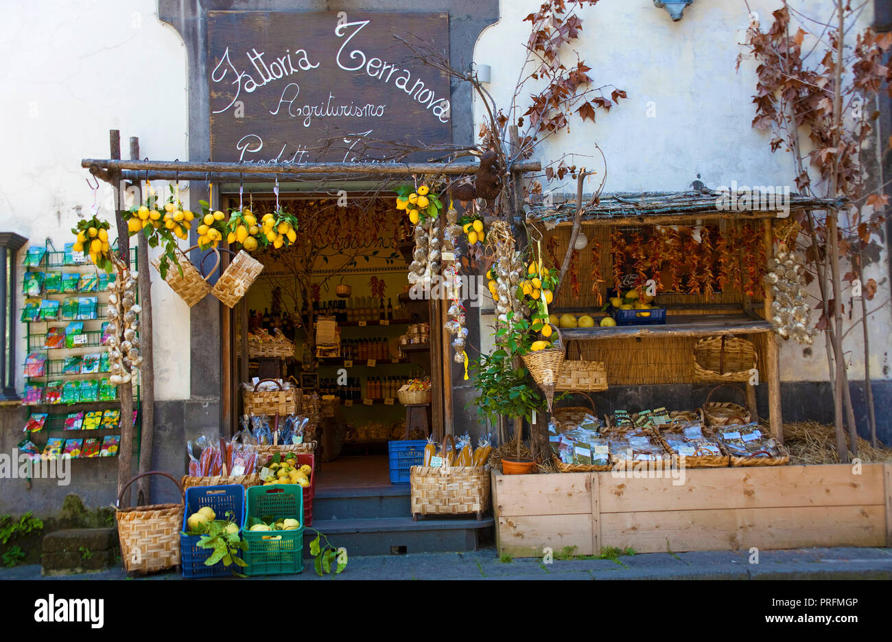 Agritourisme particulier héberge l'idyllique shop avec l'agriculture locale produit à vieille ville de Sorrente, Péninsule de Sorrente, Golfe de Naples, Campanie, Italie Banque D'Images