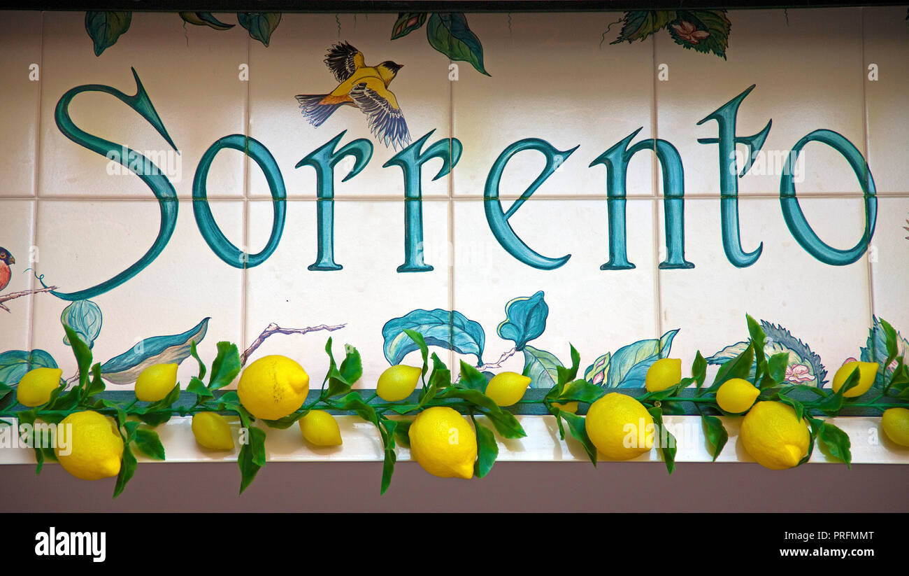 Photo mosaïque avec des lettres Sorrento, orné de citrons, vieille ville de Sorrente, Péninsule de Sorrente, Golfe de Naples, Campanie, Italie Banque D'Images
