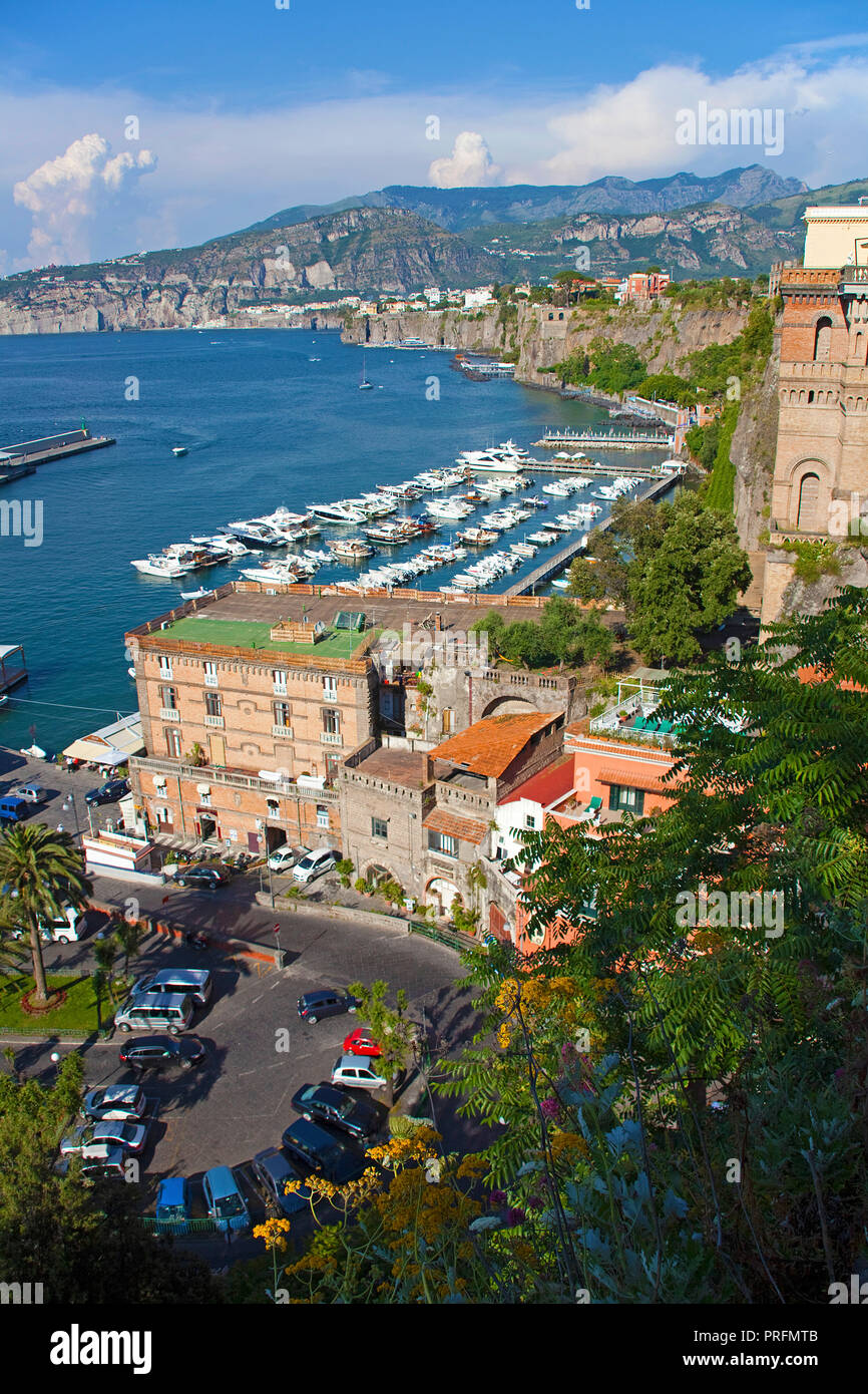 Vue sur le port de plaisance Marina Grande et la côte, Sorrento, Péninsule de Sorrente, Golfe de Naples, Campanie, Italie Banque D'Images