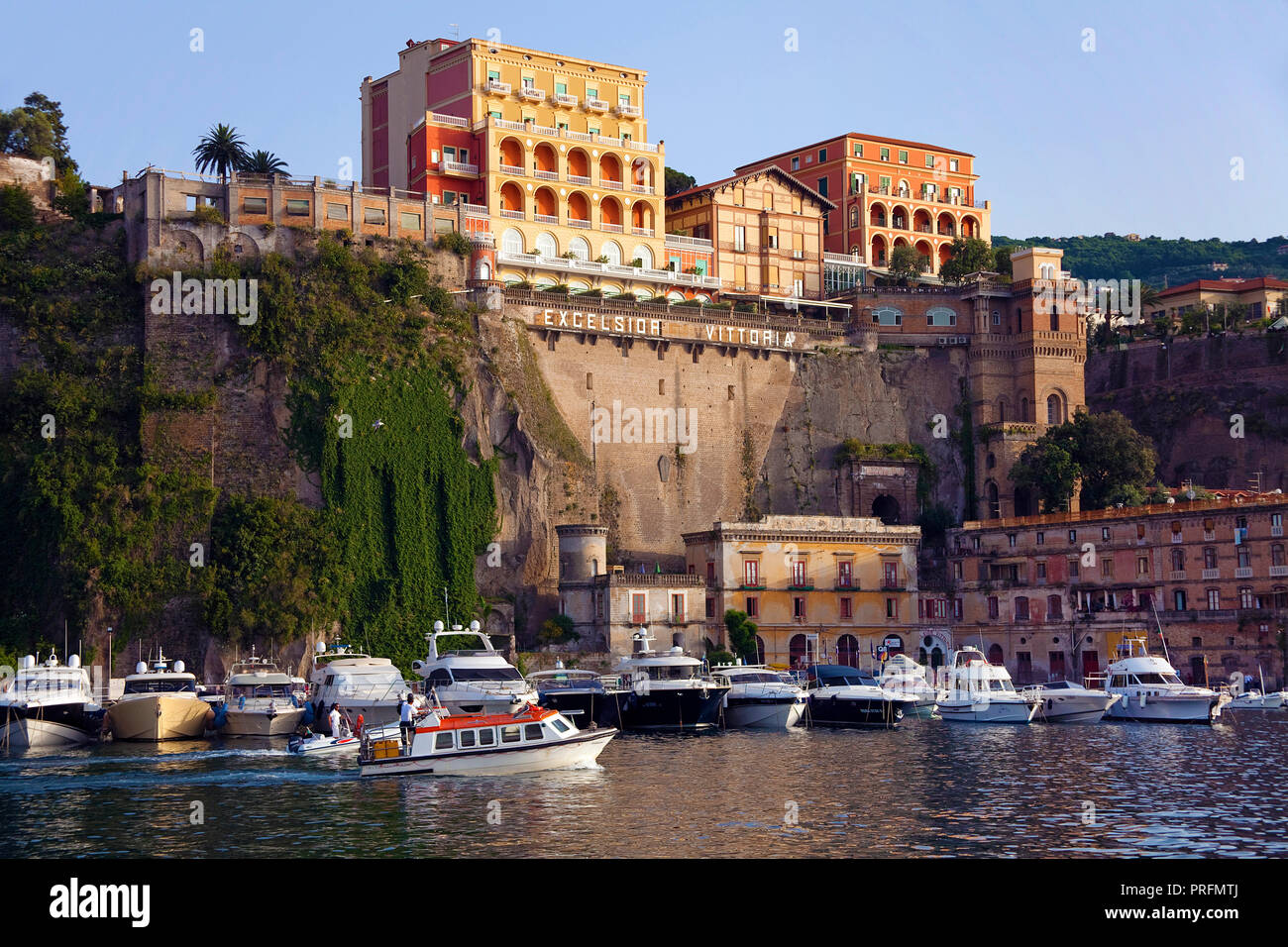 Lumière du soir à Marina Grande, l''Hotel Excelsior Vittoria sur la falaise, Sorrento, Péninsule de Sorrente, Golfe de Naples, Campanie, Italie Banque D'Images