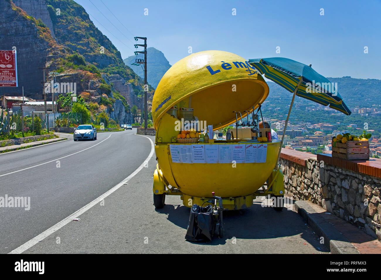 Kiosque de citron, jus de citron à la route de la côte, Sant' Agnello, banlieue de Sorrente, Péninsule de Sorrente, Golfe de Naples, Campanie, Italie Banque D'Images