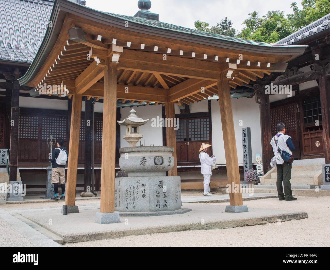 Trois pèlerins henro prier, Hanno, 59 temple temple 88 Shikoku pèlerinage, Ehime, au Japon Banque D'Images