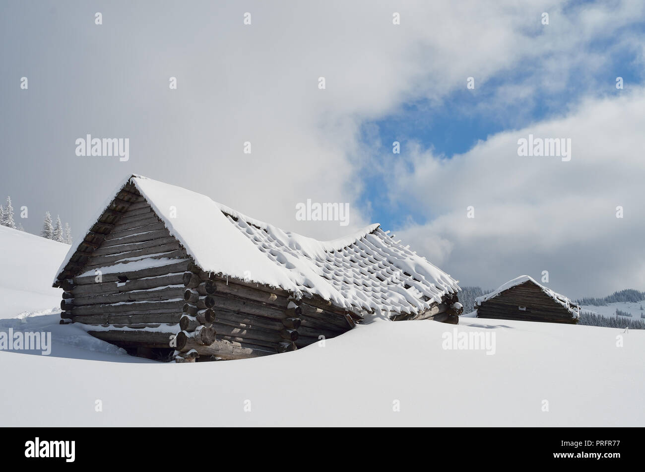 Paysage d'hiver avec l'ancienne en bois maison détruite. Cabane de bergers dans une vallée de montagne. Carpates, l'Ukraine, l'Europe Banque D'Images