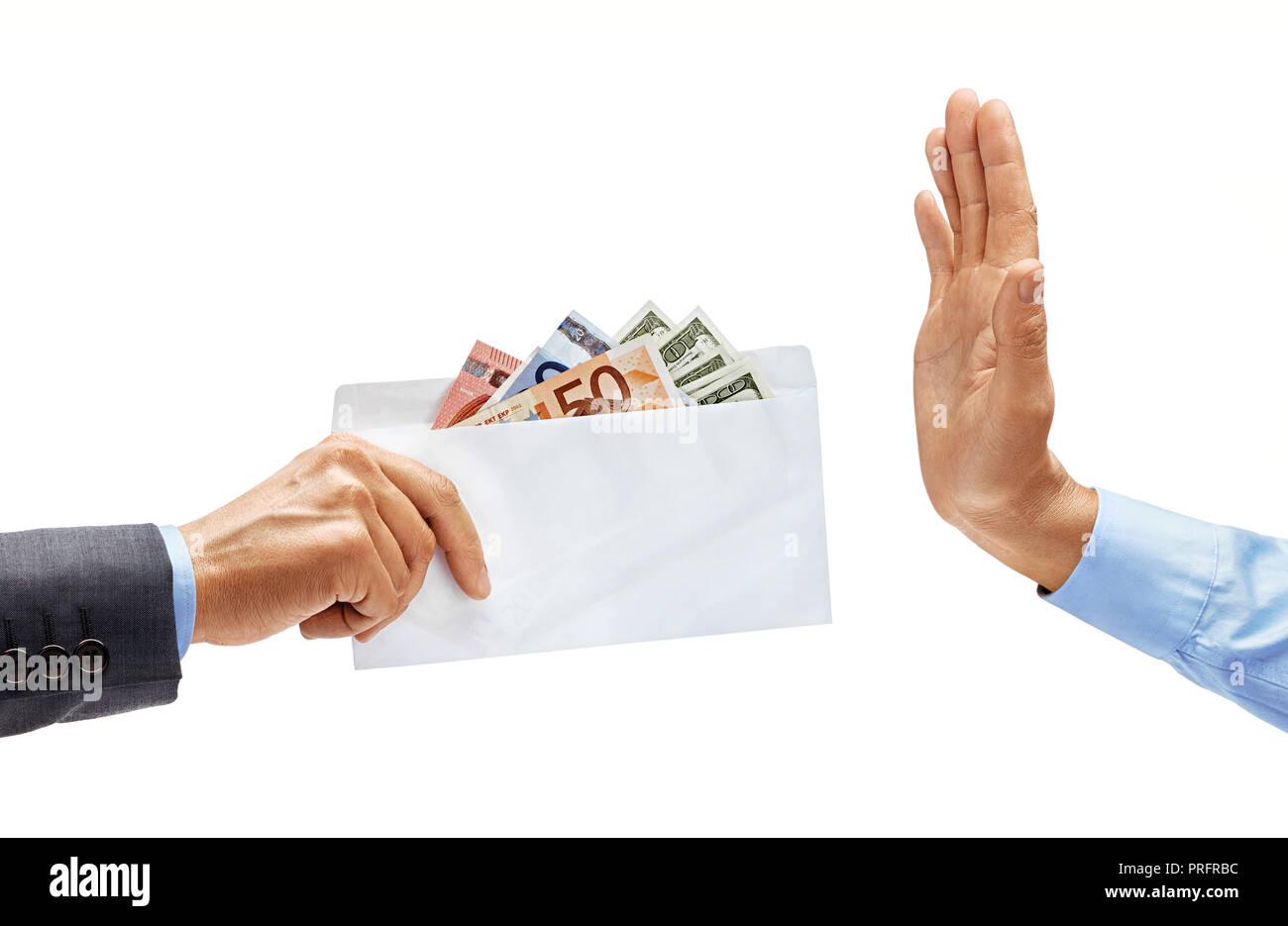 La main de l'homme dans l'enveloppe de l'argent et la main de l'homme en chemise montrant un panneau d'arrêt isolé sur fond blanc. Produit de haute résolution. Close up Banque D'Images