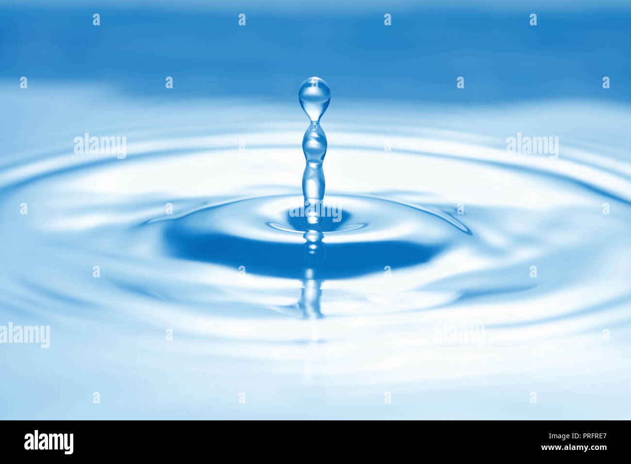 Des gouttelettes d'eau d'un bleu pur des vagues sur la surface de l'eau Banque D'Images