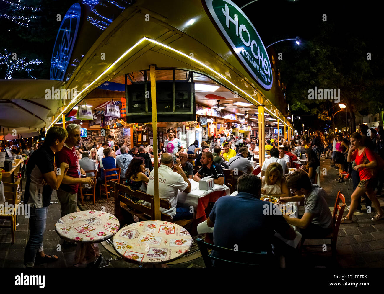 Le pack des fans MotoGP célèbre Ristorante Hochey aka Paolino's Bar, dans sa dernière année sur ce site avant qu'il est fermé et déplacé.Misano Adriatico, Italie. Banque D'Images