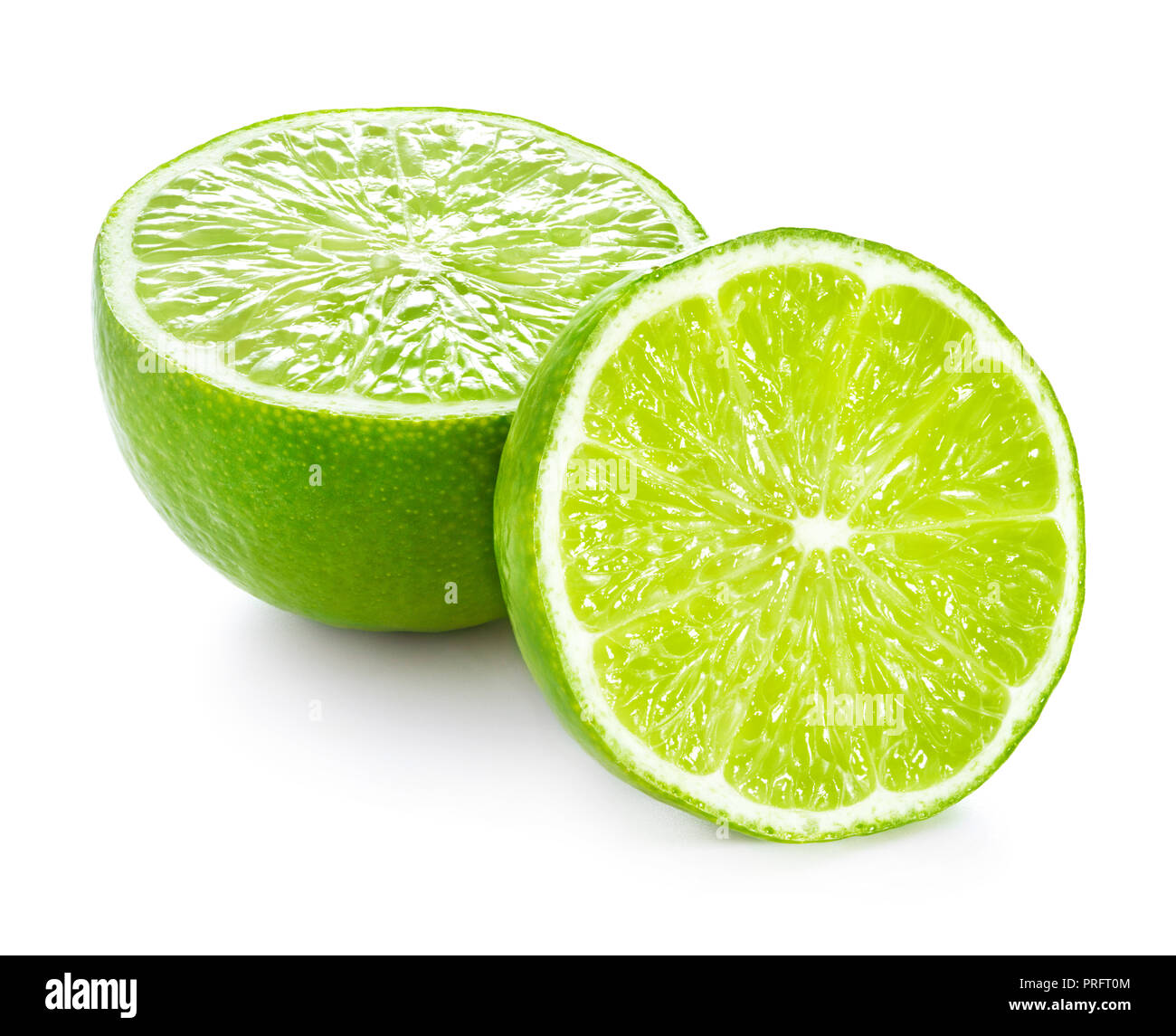 La moitié et une tranche de citron mûr isolé sur fond blanc Banque D'Images